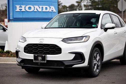 Platinum White 2027 Honda HR-V LX