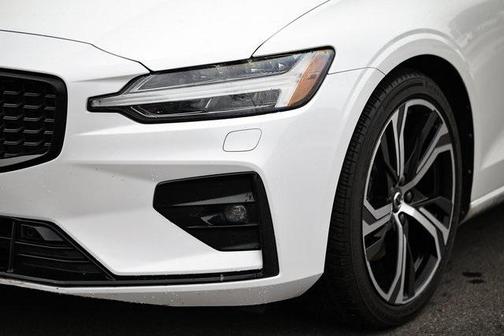 2024 Volvo S60 B5 Core Dark Theme