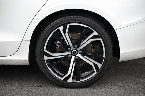 2024 Volvo S60 B5 Core Dark Theme