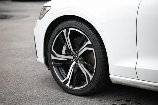 2024 Volvo S60 B5 Core Dark Theme