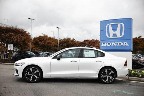 2024 Volvo S60 B5 Core Dark Theme