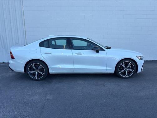 2024 Volvo S60 B5 Core Dark Theme