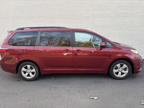 2017 Toyota Sienna LE