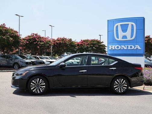 Super Black Clearcoat 2025 Nissan Altima SV