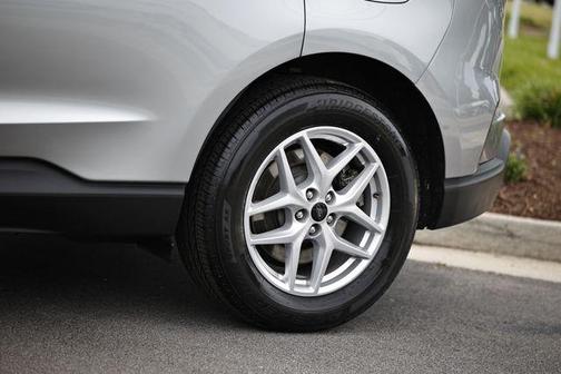 Silver Metallic 2024 Ford Edge SEL