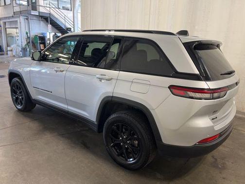 Silver Zynith 2025 Jeep Grand Cherokee Altitude