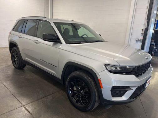 Silver Zynith 2025 Jeep Grand Cherokee Altitude