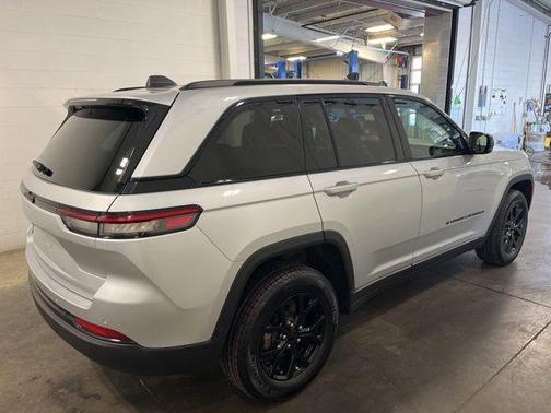 Silver Zynith 2025 Jeep Grand Cherokee Altitude