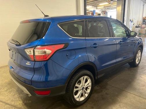 Photo 5 of 38 of 2017 Ford Escape SE
