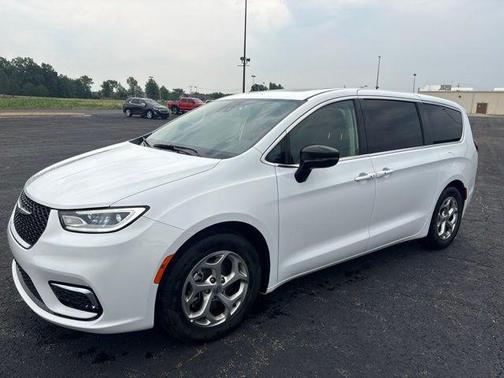 Bright White Clearcoat 2024 Chrysler Pacifica Limited