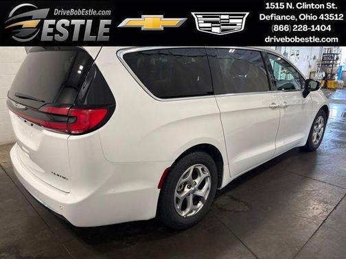 Bright White Clearcoat 2024 Chrysler Pacifica Limited