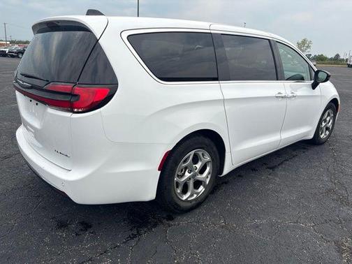 Bright White Clearcoat 2024 Chrysler Pacifica Limited