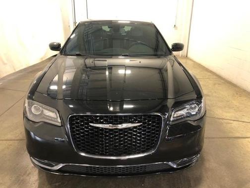 Photo 3 of 63 of 2017 Chrysler 300 S
