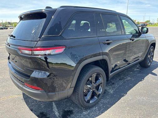 Diamond Black Crystal Pearlcoat 2023 Jeep Grand Cherokee Altitude