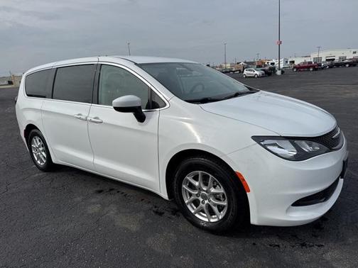 2022 Chrysler Voyager LX