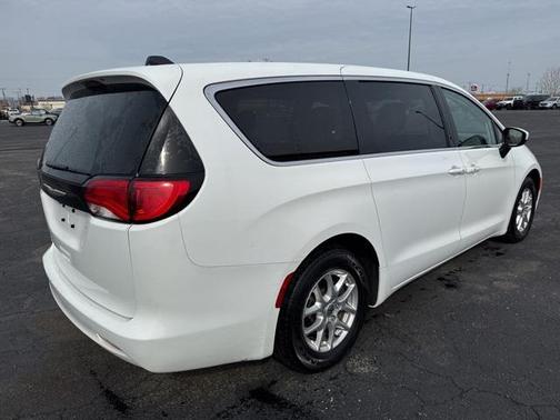 2022 Chrysler Voyager LX