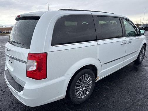2014 Chrysler Town & Country Touring-L