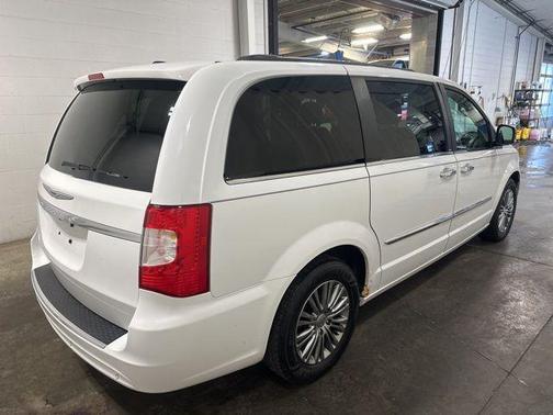 2014 Chrysler Town & Country Touring-L