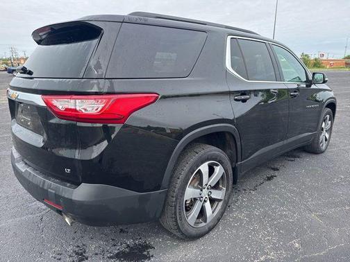 Mosaic Black Metallic 2021 Chevrolet Traverse LT Leather
