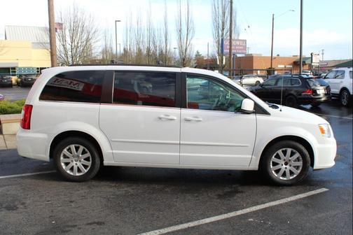 2016 Chrysler Town & Country LX