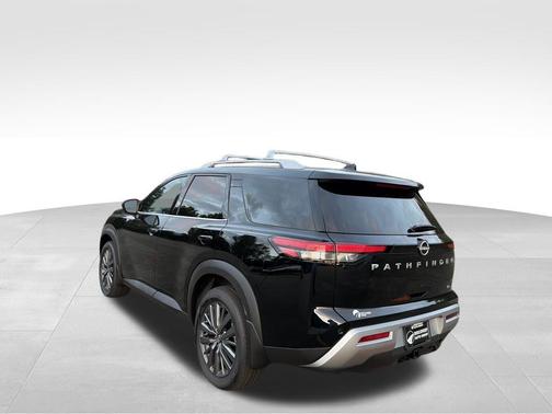 2025 Nissan Pathfinder SL FWD
