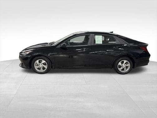 2022 Hyundai ELANTRA SE