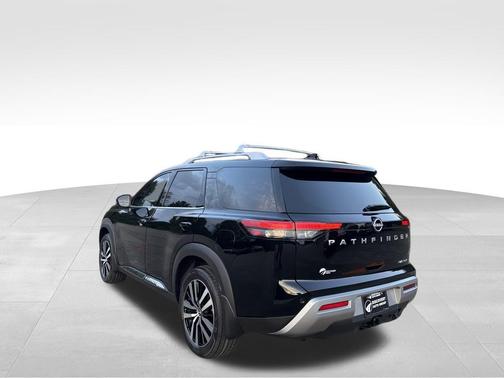 2025 Nissan Pathfinder Platinum FWD