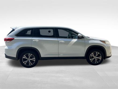 2019 Toyota Highlander LE I4