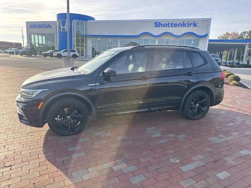 Deep Black Pearl Effect 2023 Volkswagen Tiguan 2.0T SE R-Line Black