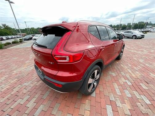 2021 Volvo XC40 T5 Momentum