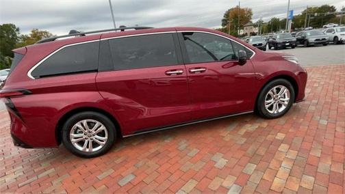 2022 Toyota Sienna XSE 7 Passenger