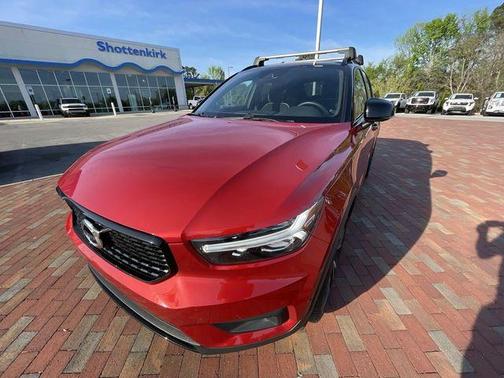 Fusion Red Metallic 2022 Volvo XC40 T5 R-Design