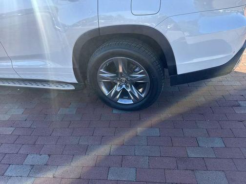 White 2018 Toyota Highlander Limited Platinum