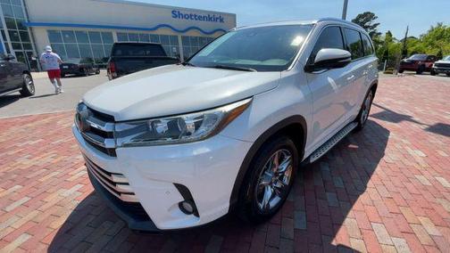 White 2018 Toyota Highlander Limited Platinum