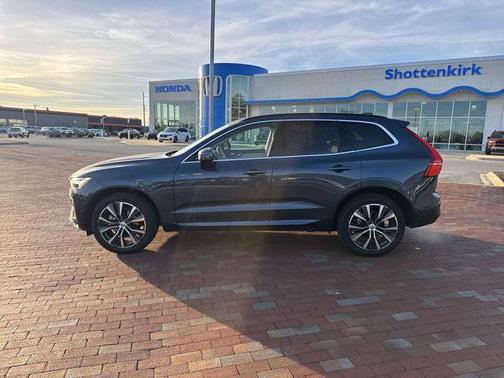 2022 Volvo XC60 B5 Momentum