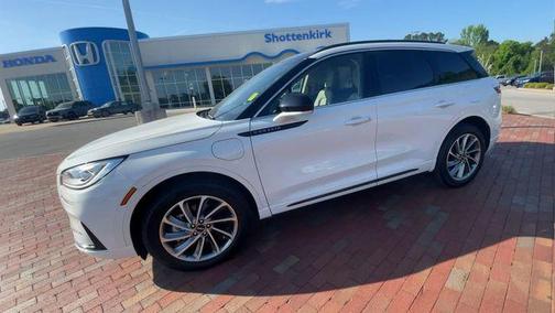 White Metallic 2025 Lincoln Corsair Grand Touring