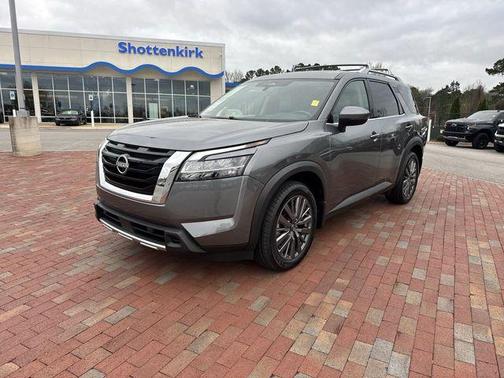 2024 Nissan Pathfinder SL