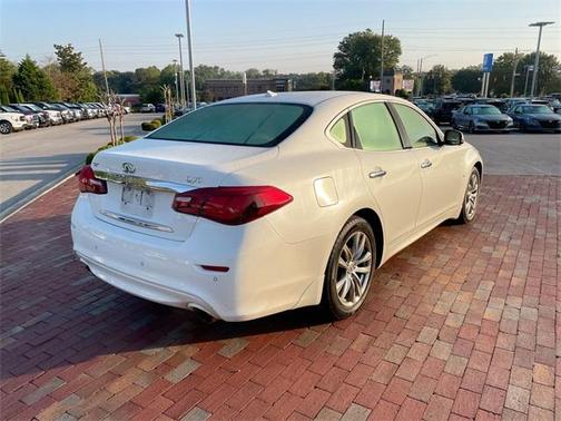 2016 INFINITI Q70 3.7