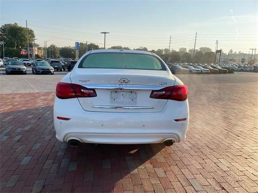2016 INFINITI Q70 3.7