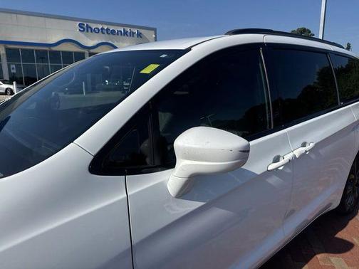 Bright White Clearcoat 2018 Chrysler Pacifica Touring Plus