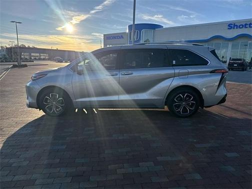 2025 Toyota Sienna Platinum 7 Passenger