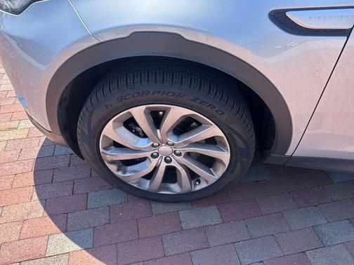 Hakuba Silver 2022 Land Rover Discovery Sport SE