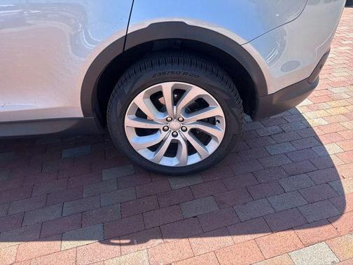 Hakuba Silver 2022 Land Rover Discovery Sport SE