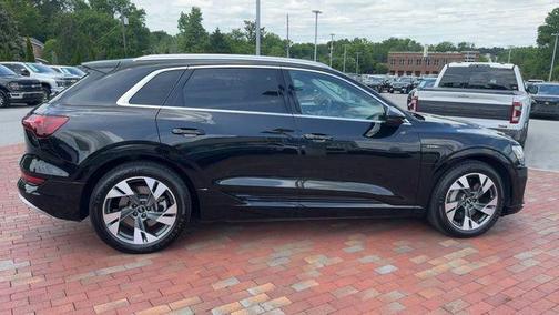 Mythos Black Metallic 2021 Audi e-tron Premium
