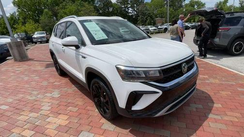 Pure White 2022 Volkswagen Taos 1.5T SE