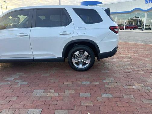 White 2024 Honda Pilot EX-L 7-Passenger