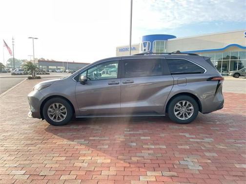 2021 Toyota Sienna LE