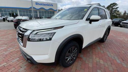 2022 Nissan Pathfinder SV