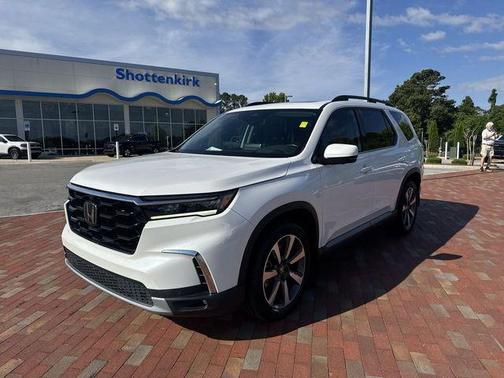 White 2023 Honda Pilot Elite