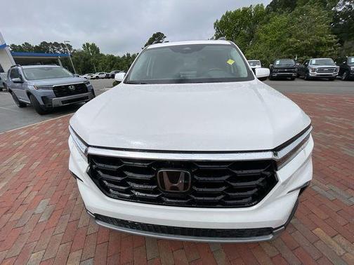 White 2023 Honda Pilot Elite